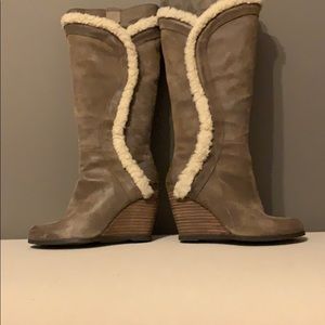 Woman’s knee boots w/ faux fur